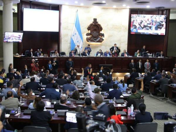 Después de más de tres horas de espera, la sesión del Congreso Nacional culminó sin consensos por parte de los partidos.