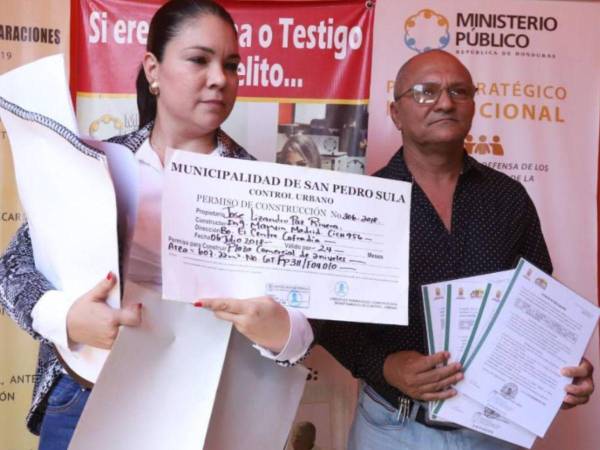 Carmen Elena Paz y Vicente López se presentaron al Ministerio Público este miércoles para denunciar al alcalde de San Pedro Sula.