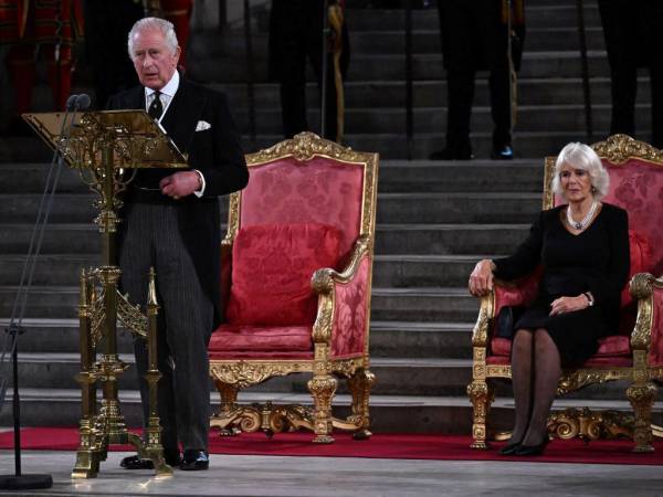 Carlos III junto a la reina consorte Camila frente a ambas cámaras del parlamento reunidas en Westminster.