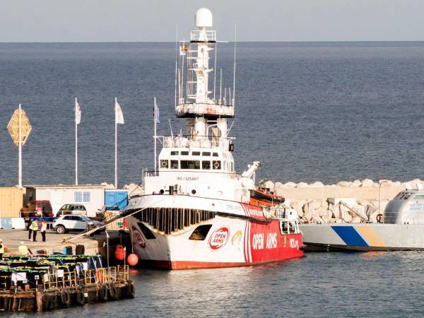 Las autoridades israelíes, que autorizaron la operación, están inspeccionando el cargamento del barco llamado “Open arms”.