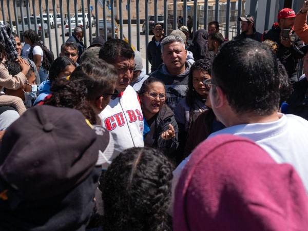 Migrantes se reúnen frente al centro de detención de inmigrantes donde 38 personas murieron durante un incendio