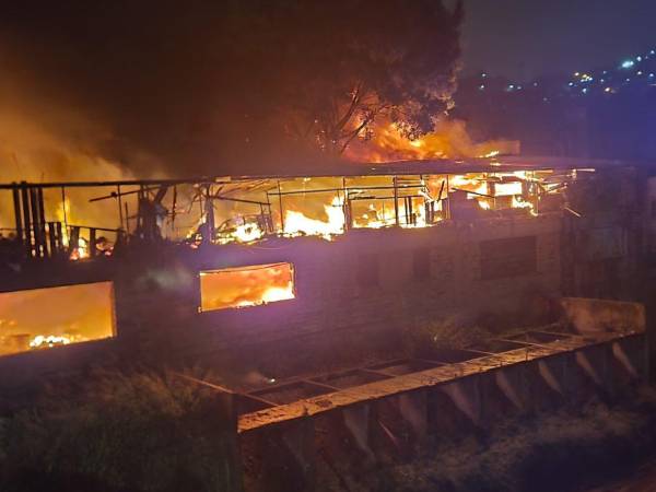 El siniestro, ocurrido cerca del puente Carías, dejó pérdidas millonarias y movilizó al Cuerpo de Bomberos, que logró contener las llamas para evitar que se propagaran a otros mercados.