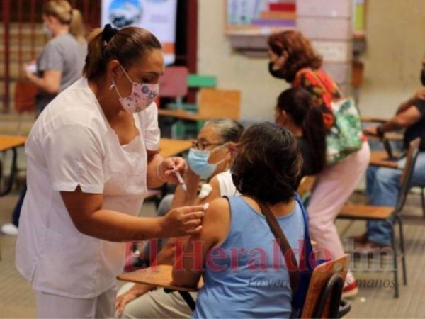 Toma de muestra de un paciente sospechoso de covid-19 mediante un hisopado de antígeno.