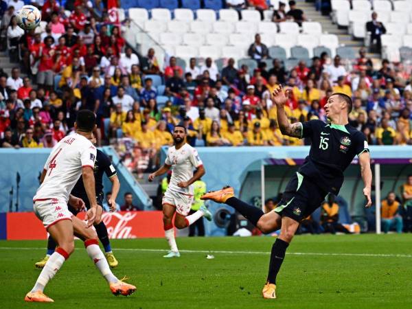 Un gol de cabeza de Mitchell Duke le dio los primeros 3 puntos del torneo a la selección de Australia.