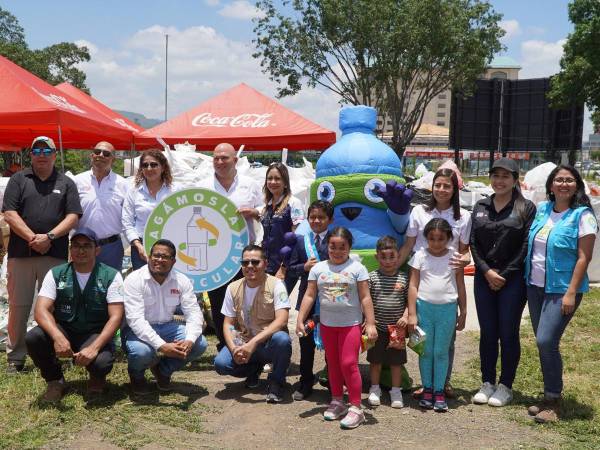 Representantes de las empresas que forman parte de esta gran iniciativa ambiental, impulsando el programa Hagámosla Circular, promoviendo así, el Mega Reciclatón.