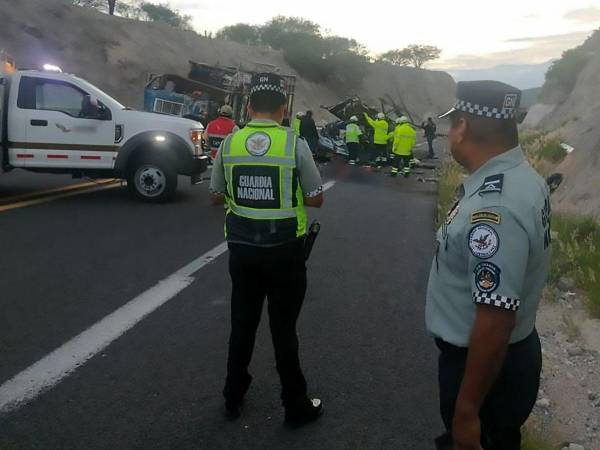 El vehículo chocó contra un remolque en una carretera que conecta los estados de Puebla y Oaxaca.