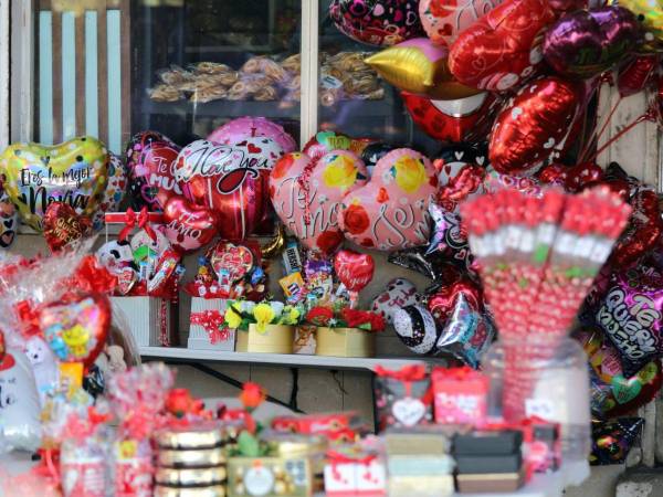 Este 14 de febrero de 2023 se celebra el Día de San Valentín, fecha en que las personas aprovechan para consentir a sus seres queridos con pequeños detalles comestibles y de decoración. Nuestro fotoreportero de EL HERALDO, David Romero, hizo un recorrido por las calles de Tegucigalpa y captó el ambiente que se vive previo a la celebración.