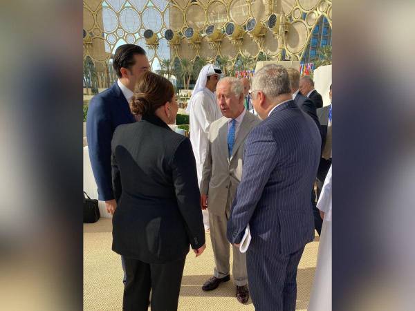 Momento en que la presidenta Xiomara Castro dialoga con el rey Carlos III, en compañía del secretario privado Héctor Zelaya y el canciller Enrique Reina.