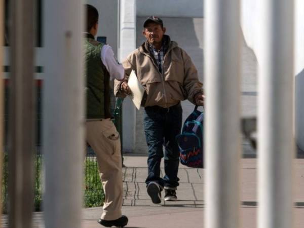 Carlos Catarlo Gómez, un solicitante de asilo de Honduras, regresa a México desde los Estados Unidos mientras su caso es procesado por las autoridades estadounidenses. Foto AFP