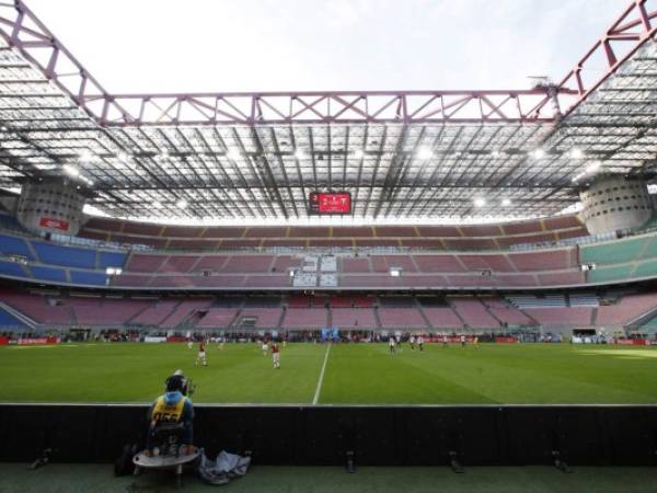 Vista del estadio San Siro durante un partido sin público entre el Milan y Genoa por la Serie A de Italia en Milán. Agencia AP.