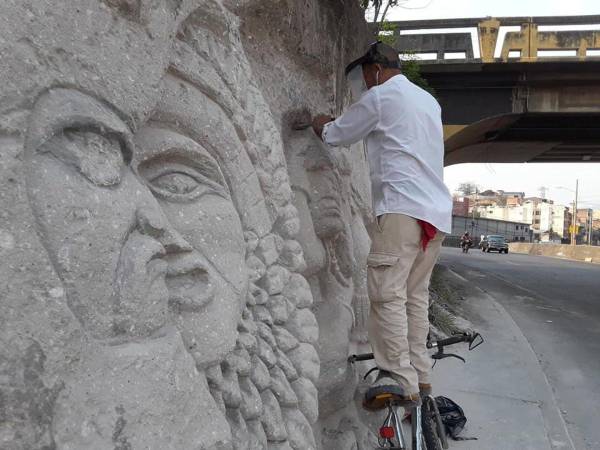 Durante la pandemia, el escultor decidió honrar a la patria y convertir un muro en un hermoso mural para conmemorar el Bicentenario de Independencia.