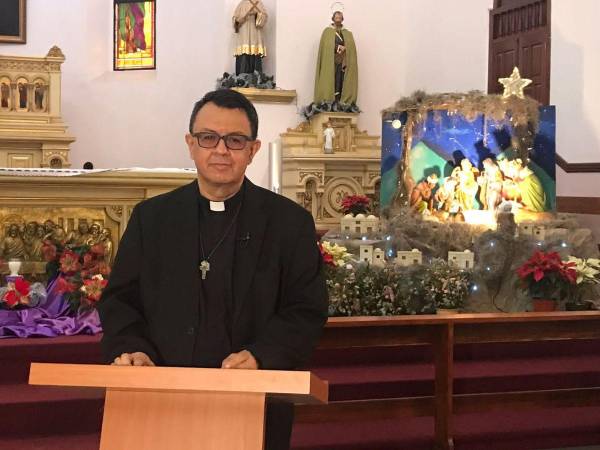 El padre Juan Ángel López, portavoz de la Conferencia Episcopal, al momento de dar lectura al pronunciamiento.