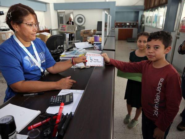 Ian e Isabella fueron los primeros en llevar sus cartas a Santa para pedir sus deseos, ya que aseguran que durante todo el año se portaron bien.