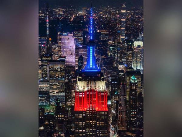 El Rockefeller Center, transformado en ‘Plaza de la Democracia’, transmite en vivo los resultados de la noche electoral.