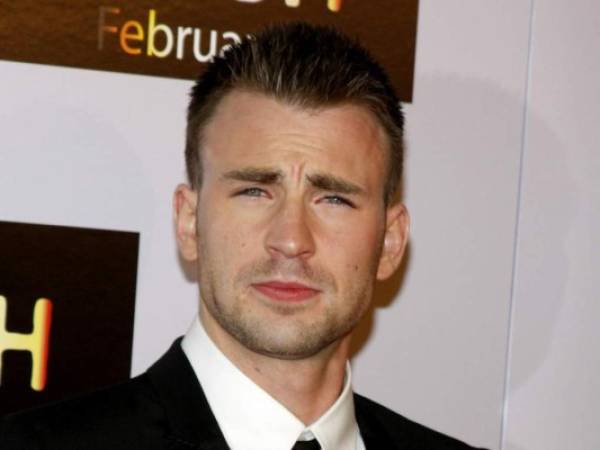 Chris Evans acudió a Twitter tras publicar por error fotos íntimas en Instagram.