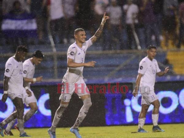 En una noche marcada por la lluvia y la cancha en mal estado, Honduras dejó atrás los maleficios y se terminó imponiendo 2-1 frente a la mundialista Canadá.