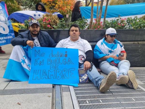 Con banderas hondureñas, rótulos y un megáfono se plantaron frente a la embajada de Honduras en EEUU.