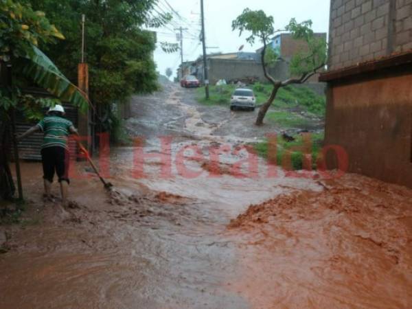 En la colonia La Era una fuerte corriente de agua alarmó a los habitantes. Foto: David Romero/EL HERALDO