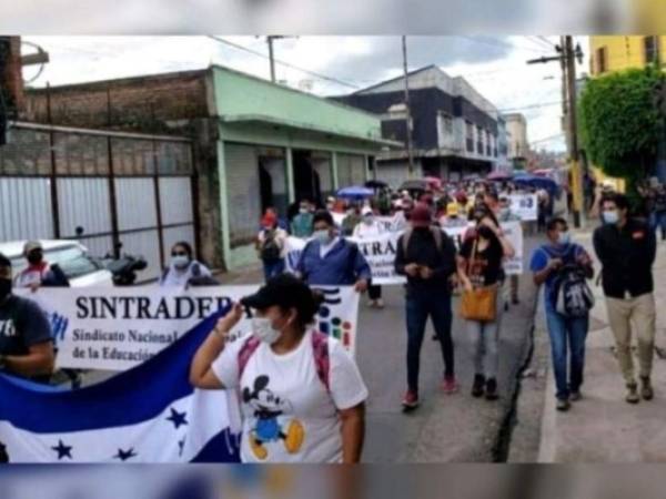 Maestros del Proheco exigen aumento de salario. Foto: Cortesía