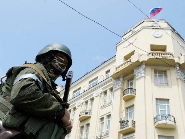 Un miembro del grupo Wagner hace guardia frente a la sede del Distrito Militar Sur de Rusia en la ciudad de Rostov-on-Don, el 24 de junio de 2023.