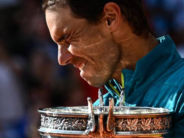 “El mejor tenista de la historia se llama Rafa Nadal, es español y acaba de ganar su 14º Roland Garros. ¡Enhorabuena, Rafael Nadal!”, escribió en su cuenta de Twitter el jefe del gobierno español, Pedro Sánchez.