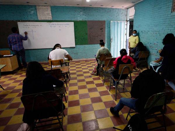 EL HERALDO constató en el convenio firmado por la Secretaría de Educación y autoridades cubanas que se deberá desembolsar diez mil lempiras mensuales a cada docente de Cuba por poner en marcha el programa “Yo sí puedo”.