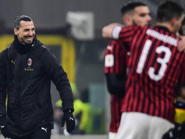 Ibrahimovic sonriendo tras la clasificación de su equipo a la siguiente fase. (AFP)