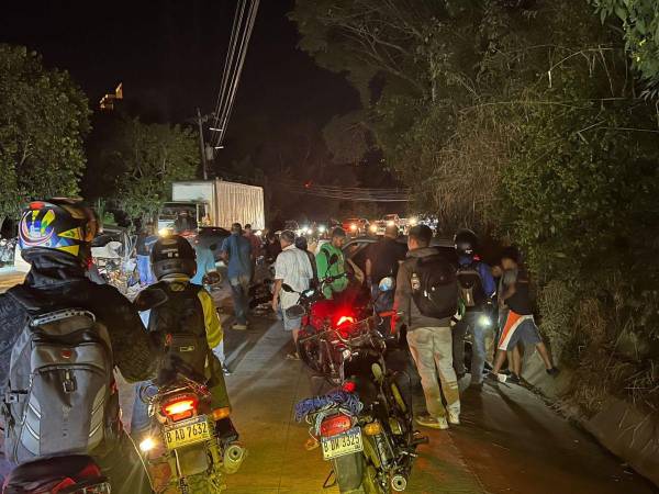 El aparatoso accidente afectó la circulación vehicular y el fluido eléctrico de la zona.