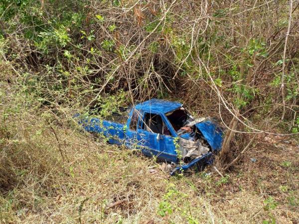 El conductor del vehículo por evitar chocar con otro carro que venía de frente, tuvo que desviarse de la carretera, cayendo en una hondonada.