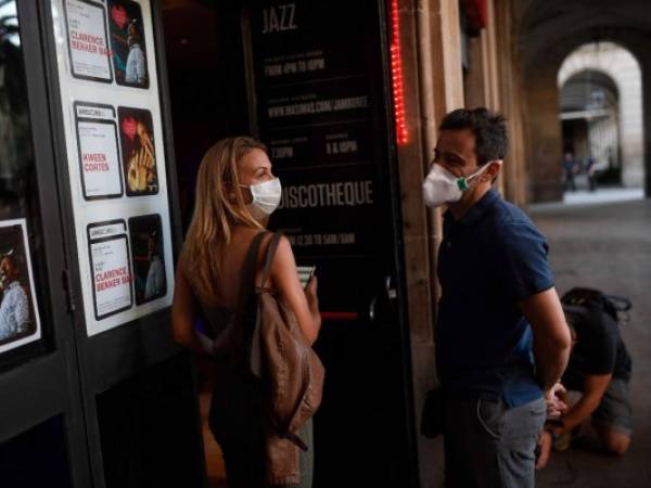 A partir del lunes, varias zonas del país podrán pasar a la fase 2, que permite el uso de piscinas (con una capacidad limitada) y playas, donde habrá que mantener una distancia de al menos dos metros entre cada persona o grupo. AFP.