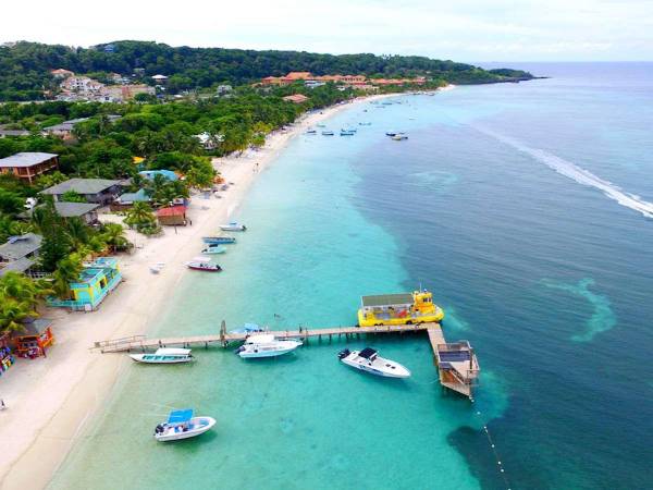 La isla de Roatán es considerada como uno de los mejores 50 destinos de este 2023.