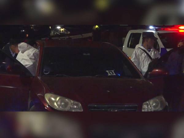 La joven se transportaba en un carro tipo turismo color rojo, el cual fue atacado a disparos por sujetos desconocidos.