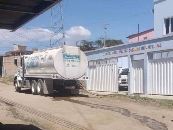 Más de 9,700 metros cúbicos de agua potable distribuyó la Alcaldía Municipal en guarderías, hospitales, barrios y colonias de la capital.