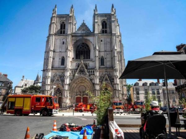 Los bomberos están trabajando en la Catedral de San Pedro y San Pablo en Nantes el 18 de julio de 2020 después de que un incendio devastó partes del edificio gótico antes de ser controlado. Foto: AFP