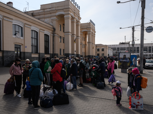 Cientos de personas se han reunido en los puntos establecidos para abandonar la ciudad.