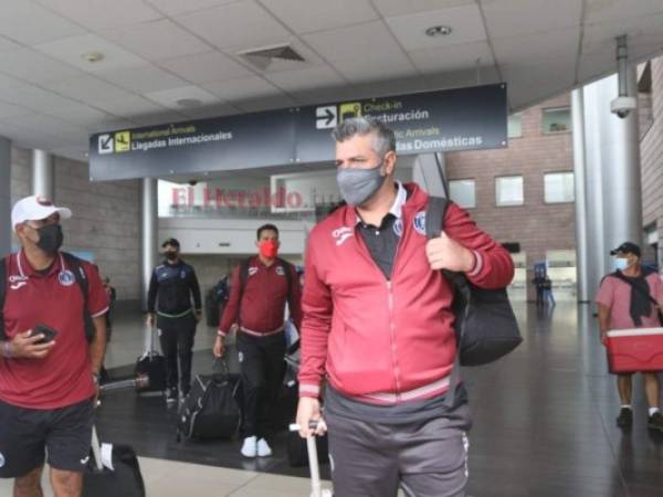 Diego Vazquez al momento de llegar al aeropuerto Internacional de Toncontín.