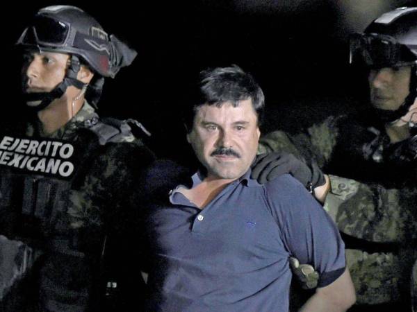 El “Chapo Guzmán” denunció que se violan sus derechos humanos porque las autoridades penitenciarias no le han dado acceso a documentos en español y denuncia que sólo puede hablar una vez al mes por teléfono con su familia y abogada.