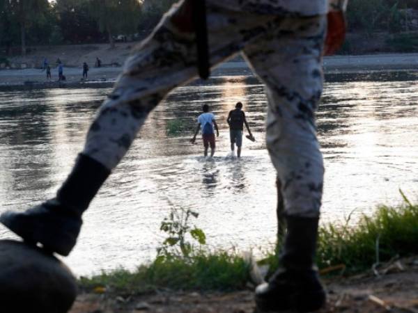 México ha enviado a elementos de la Guardia Nacional y a agentes de inmigración a su frontera sur con Guatemala para impedir que las caravanas de migrantes ingresen a territorio mexicano y para detener a los que logren cruzar.