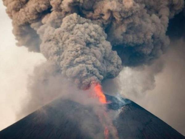 Una columna de humo de 500 metros se asomó sobre el borde del cráter, fragmentos de roca cayeron cerca de él y la arena alcanzó hasta un kilómetro de distancia.