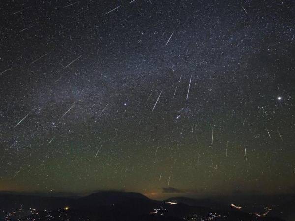 La lluvia de estrellas Cuadrántidas es el resultado del paso de la Tierra a través de un anillo de fragmentos desprendidos del asteroide 2003 EH1.