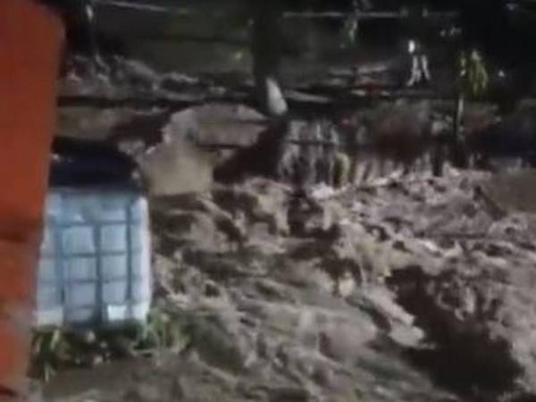 Videos: Momento en que fuerte corriente del Chamelecón rompe bordos en La Lima