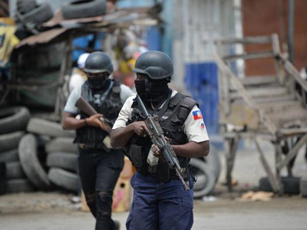 Oficiales de policía patrullan un vecindario en medio de la violencia relacionada con pandillas en el centro de Puerto Príncipe.