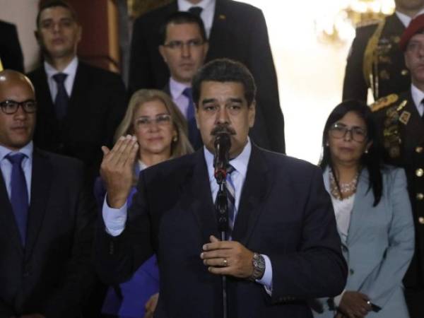 Con la primera dama Cilia Flores en el fondo, el presidente de Venezuela, Nicolás Maduro, habla a la prensa después de una reunión con la Alta Comisionada para los Derechos Humanos, Michelle Bachelet. Foto Agencia AP.