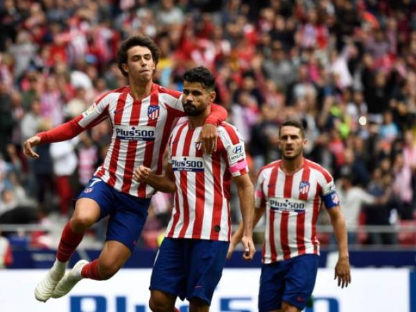 El delantero español Diego Costa celebra con el delantero portugués João Félix y el centrocampista español Koke después de anotar durante el partido de fútbol de la liga española Club Atlético de Madrid contra el Valencia. (AFP)