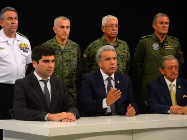 Flanqueado por el alto mando militar, Moreno anunció el cambio temporal de su despacho en un mensaje a la nación. Foto: Agencia AFP.