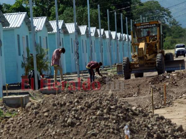 De acuerdo con el manual interno de la UCP, los contratistas y desarrolladores elaboran el diseño, construcción y calendario de entrega de las viviendas, apegándose al contrayo firmado por ambas partes.