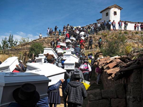 Decenas de pequeños ataúdes blancos con los restos de las víctimas, con crucifijos plateados en la cubierta, fueron velados durante dos días en la iglesia del pueblo por sus parientes.