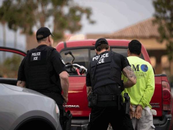 En imagen de archivo del 8 de julio de 2019, agentes del Servicio de Control de Inmigración y Aduanas de Estados Unidos (ICE por sus siglas en inglés), detienen a un hombre durante un operativo en Escondido, California. (AP Foto/Gregory Bull, archivo).