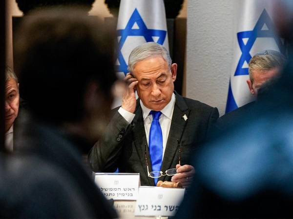 El primer ministro de Israel, Benjamin Netanyahu, preside una reunión de gabinete en la base militar de Kirya, que alberga el Ministerio de Defensa israelí.