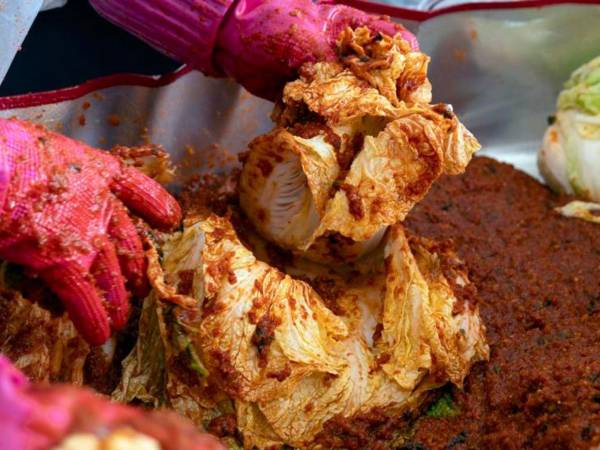 En Corea del Sur, los budistas se reúnen cada año en el templo Jogyesa, ubicado en el corazón de Seúl, para preparar kimchi, el icónico plato tradicional coreano con un fin solidario en una tradición muy arraigada.